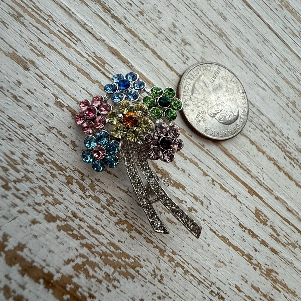 Floral Crystal Brooch in Silver tone‎